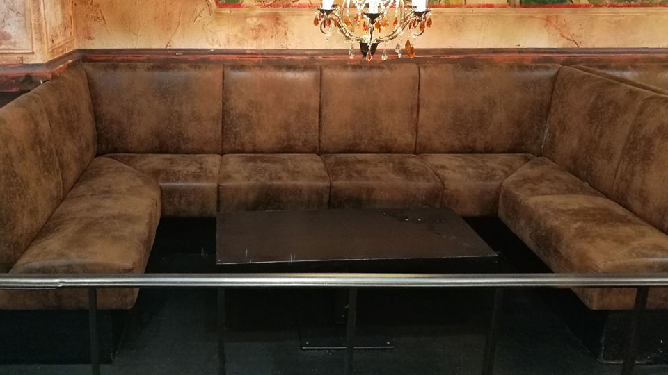 Ravintolan ruskea metrisohva uudelleen verhoiltu Pii-Kettilän toimesta.